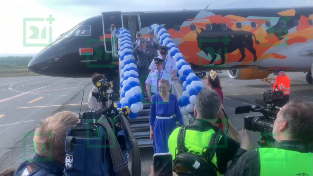 В Мурманск прилетел рейс из Минска Самолет