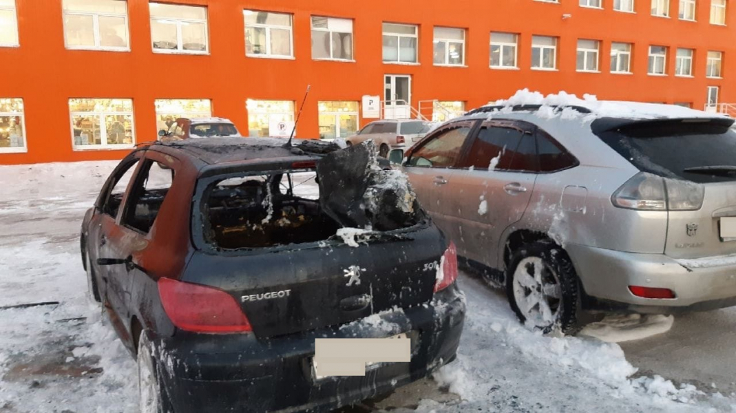 Появились кадры с пожара возле крупного магазина в Мурманске Машина