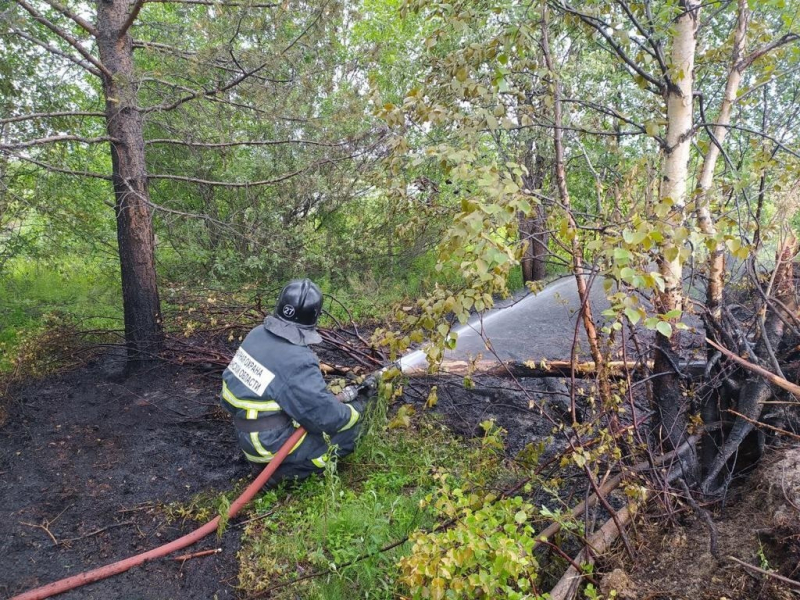 Серьезный пожар в районе железнодорожного переезда Пожар