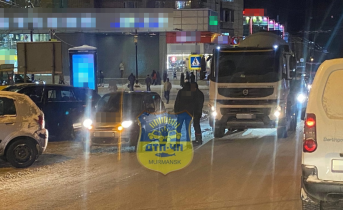 Из-за аварии в центре Мурманска водители встали в огромной пробке Авария