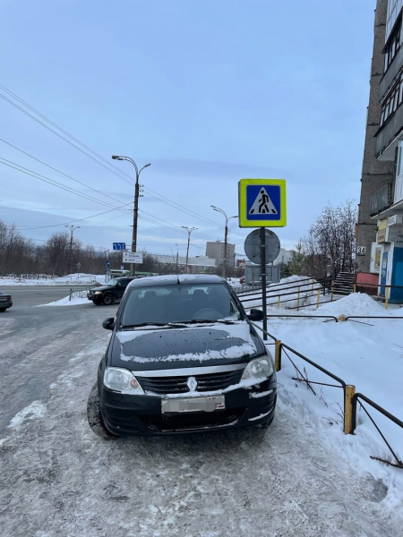 Мурманчан возмутила парковка водителя рядом с пешеходным переходом Парковка
