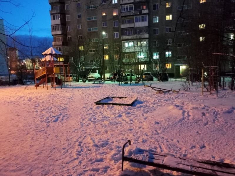 Владельца необычного объекта разыскивают в Мурманске Детская площадка