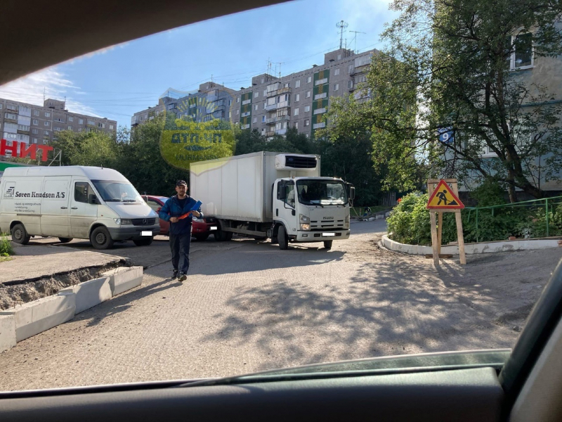 Из-за ДТП заблокирован проезд в одном из дворов Мурманска, фото ДТП