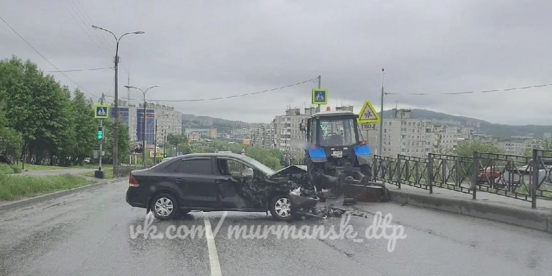 На трассе в Мурманске произошла жесткая авария с участием трактора ДТП