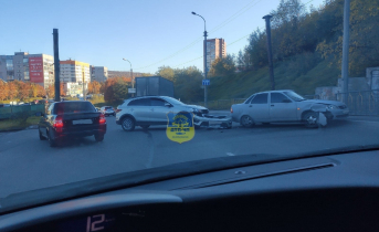 У кроссовера оторвало бампер после жесткого ДТП в Мурманске ДТП