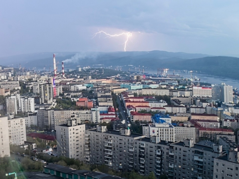 Мощная молния над Мурманском попала на камеры Молния