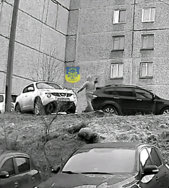 Соцсети: в Мурманске неизвестный бьет машины Хулиган