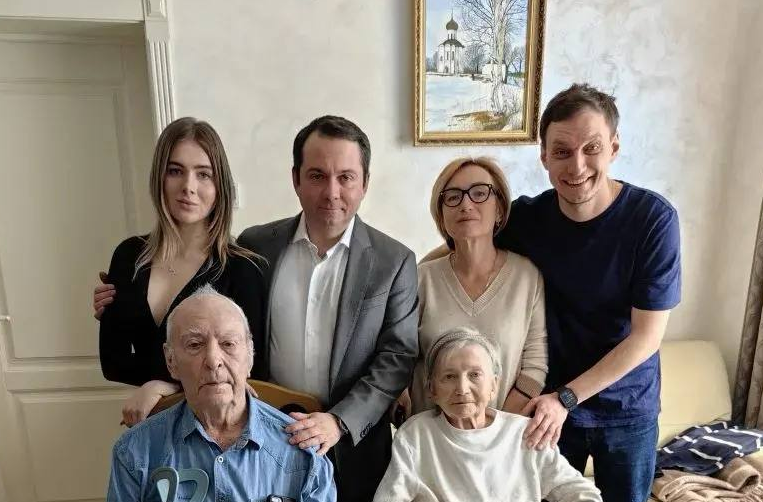 Губернатор Андрей Чибис поделился трогательной фотографией с семьёй Фотография