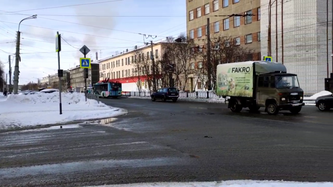 На оживленном перекрестке в Мурманске перестал работать светофор Дорогах