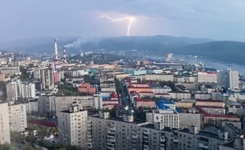 Мощная молния над Мурманском попала на камеры Молния