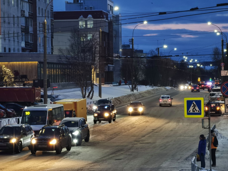 Пассажирка украла телефон таксиста в Мурманске Мурманск