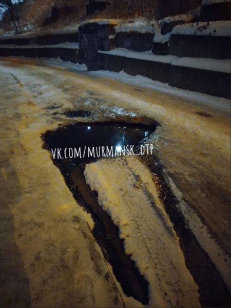 Соцсети: Двор в центре Мурманска затопило канализацией Яма