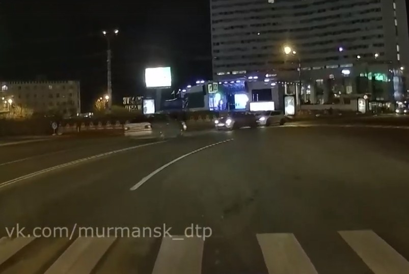 Опасный маневр на дороге в центре Мурманска попал на видео Дорога