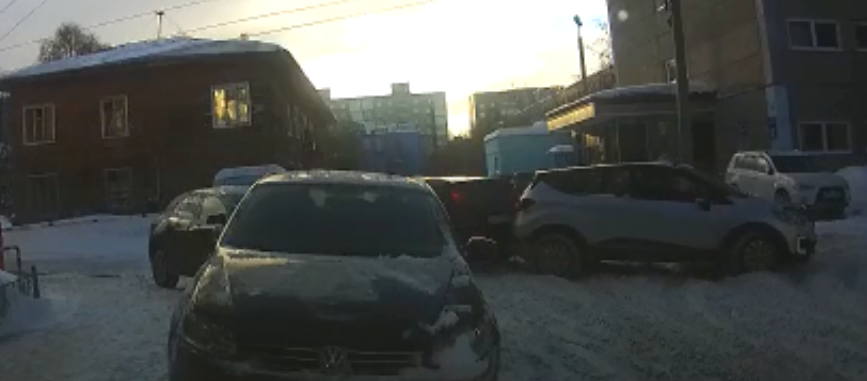 Водители иномарок не увидели друг друга в мурманском дворе ДТП