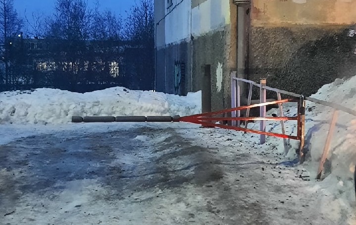 Война за парковочные места в Мурманске: соцсети возмущены Шлагбаум