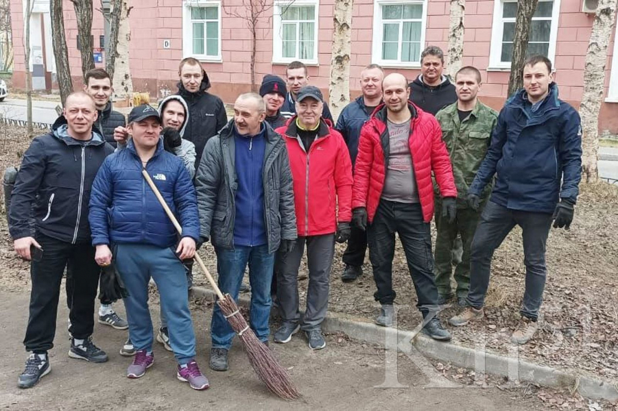 Чистоту на главном проспекте Мончегорска наводят работники КГМК Чистоту на главном проспекте Мончегорска наводят работники КГМК