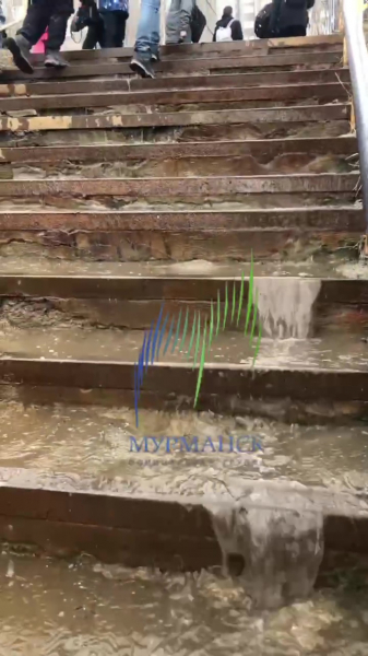 В Мурманске посреди улицы появился водопад водопад в Мурманске