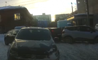 Водители иномарок не увидели друг друга в мурманском дворе ДТП