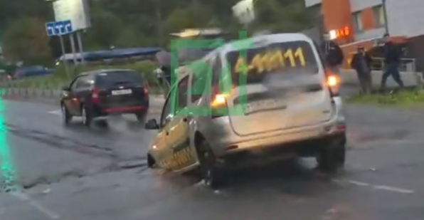 Машина провалилась под землю на дороге в Мурманске Авария