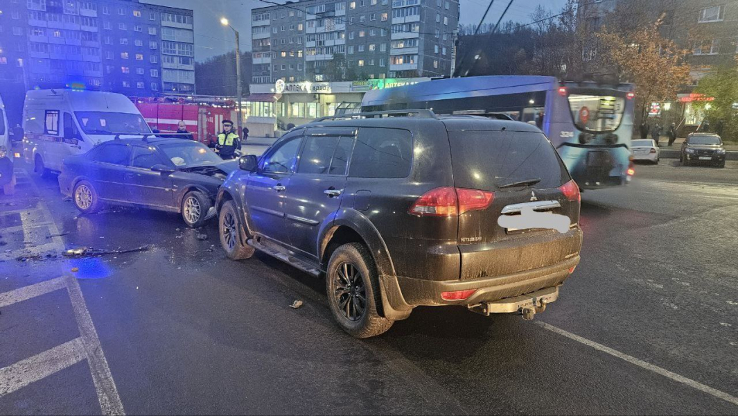 Два человека пострадали в Мурманске Мурманск, ДТП, Семеновское озеро, машины, вечер