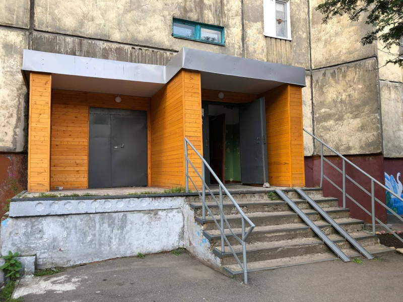 В Мурманске появился очень странный подъезд, фото Подъезд