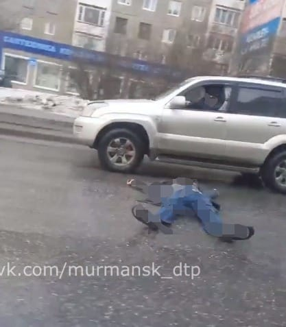 В Мурманске посередине дороги лежал мужчина Мужчина
