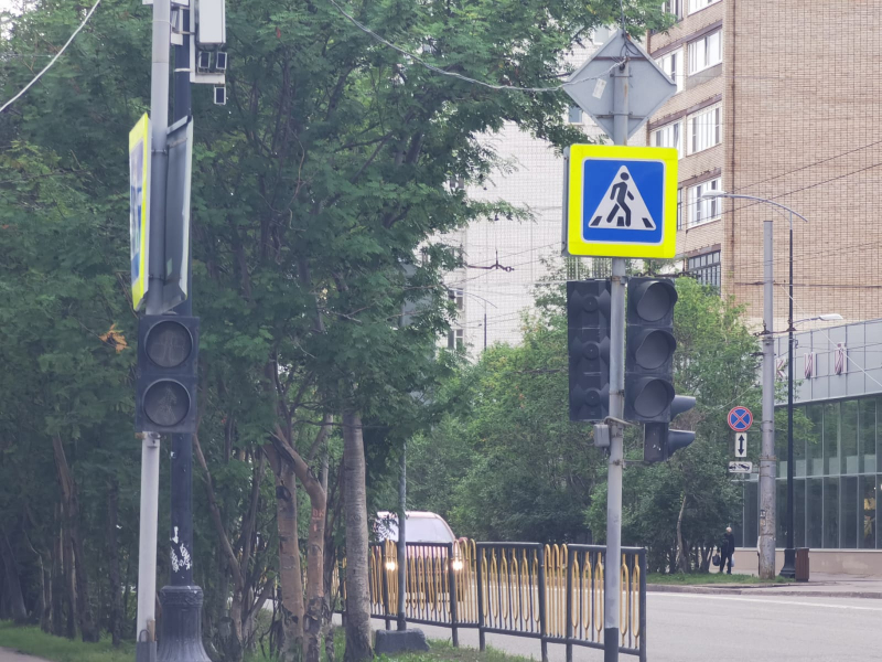 На оживленном перекрестке в Мурманске перестал работать светофор Светофор