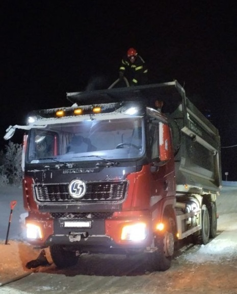 В Заполярье в кузове самосвала загорелись дрова Самосвал, пожар