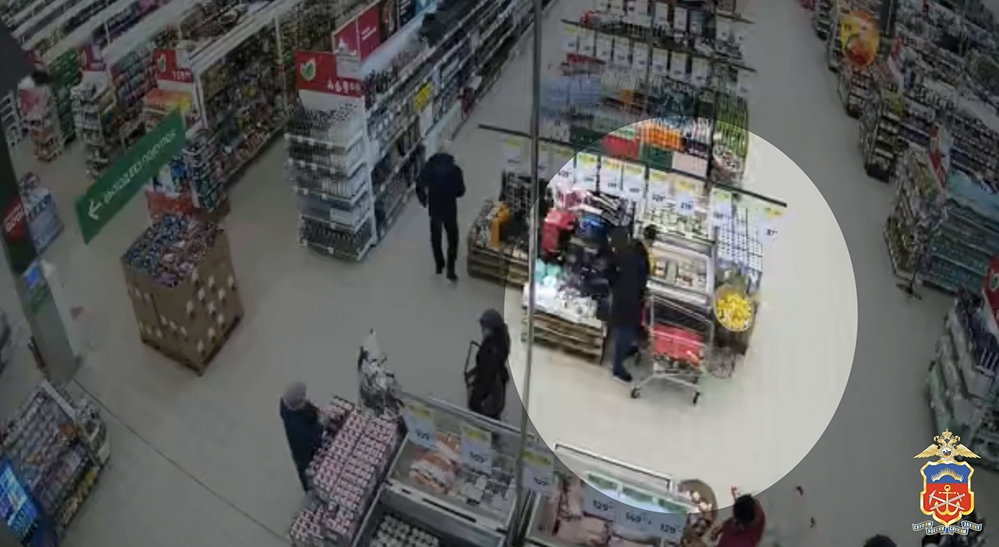 Кража из мурманского гипермаркета попала на видео Кража