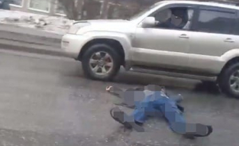В Мурманске посередине дороги лежал мужчина Мужчина
