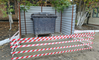 Очень странное ограждение удивило жителей мурманского двора Мусорный бак