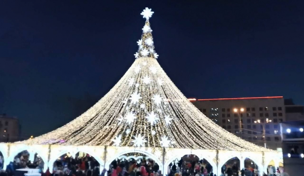 В центре Мурманска состоялось громкое открытие главной елки Елка