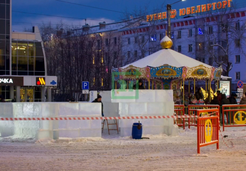 В центре Мурманска строят ледяной дом Деда Мороза Ледяной дом