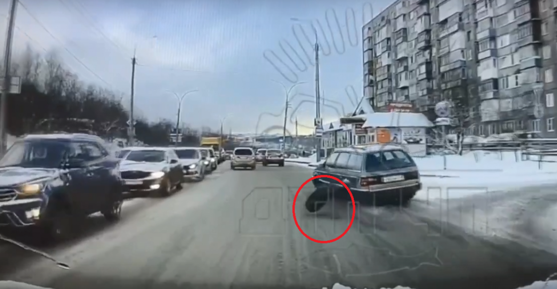 В Мурманске у автомобиля на ходу отвалилось колесо ДТП