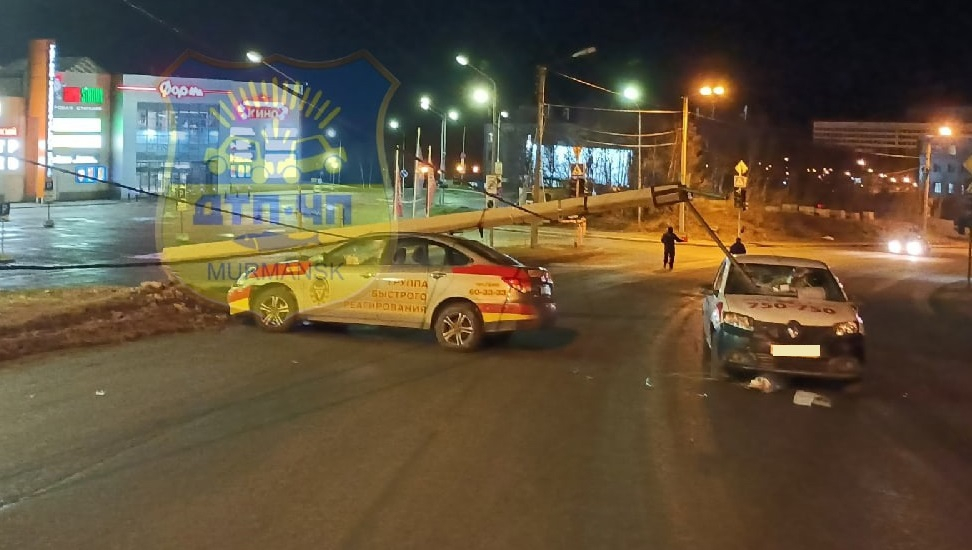 В результате жесткого ДТП у торгового центра в Мурманске снесли столб ДТП