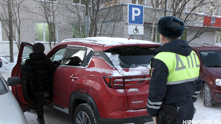 «Я же не перекрыл знак». Водители продолжают массово нарушать правила парковки в Мурманской области ДПС