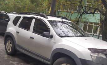 Неизвестные испортили автомобиль в мурманском дворе Автомобиль