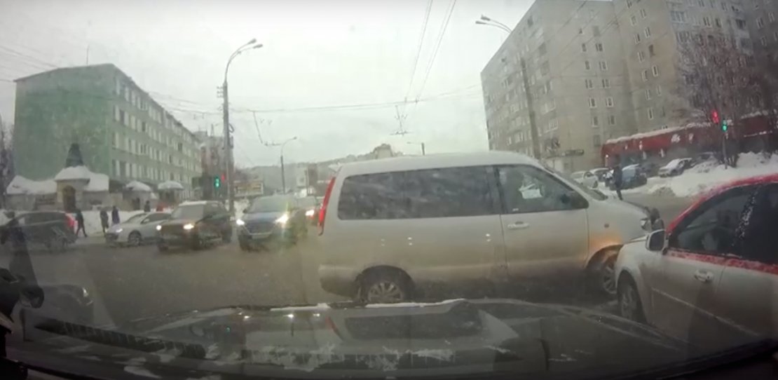 Момент ДТП в центре Мурманска попал на видео ДТП