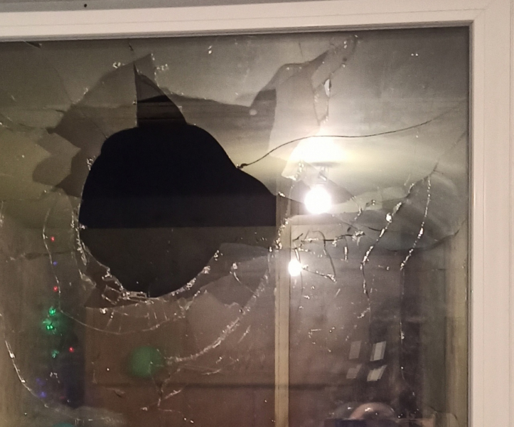 В окно жилого дома в Мурманске залетел салют Окно