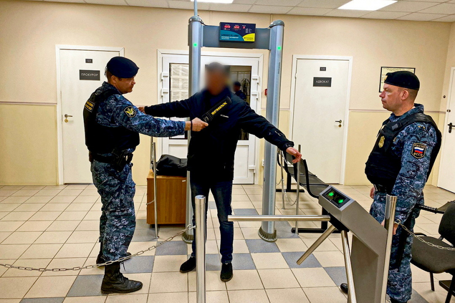 Северяне пытались попасти в суд с запрещенными предметами Досмотр