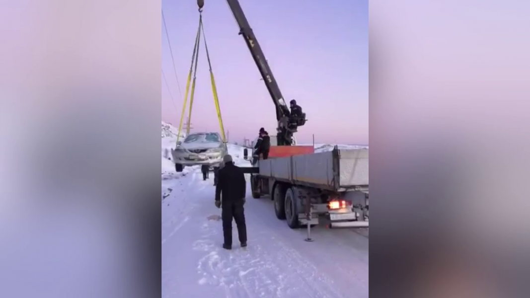 Вызволение автомобиля из ловушки попало на видео в Мурманской области Автомобиль