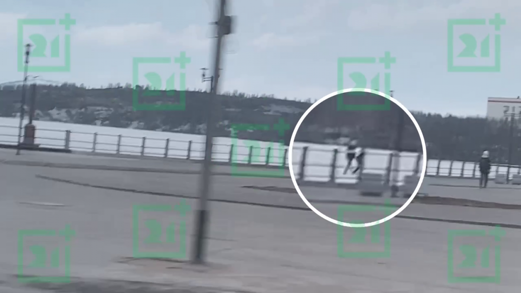 Опасное развлечение подростков попало на видео Опасное развлечение