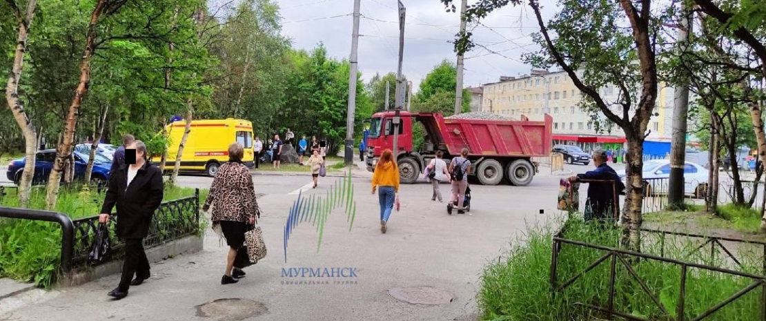 Соцсети: самосвал сбил человека в Мурманске ДТП