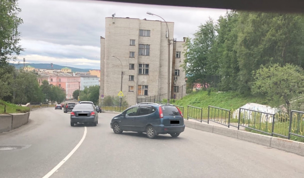 Автомобиль без водителя перегородил дорогу в Мурманске, фото Автомобиль