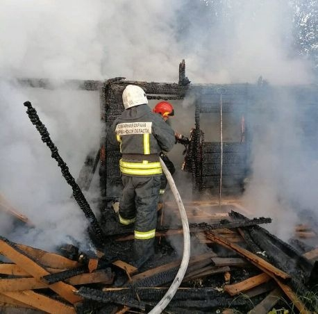 Серьезный пожар в доме Пожарные