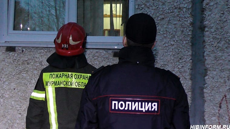 Спасатели пришли на помощь к семимесячному младенцу в Мурманской области Спасатель и полицейский