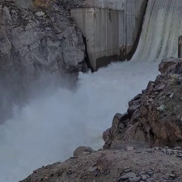 Мощный водосброс в Мурманской области запечатлели на видео Водосброс