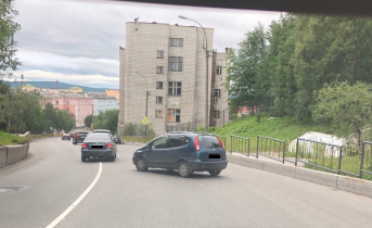 Автомобиль без водителя перегородил дорогу в Мурманске, фото Автомобиль
