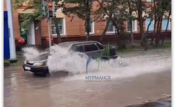 Дорога в Мурманске превратилась в реку после дождя Машина пересекает реку