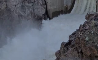 Мощный водосброс в Мурманской области запечатлели на видео Водосброс